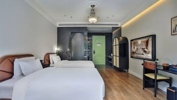 Escritorio, espacio para trabajar con laptop y wifi gratis