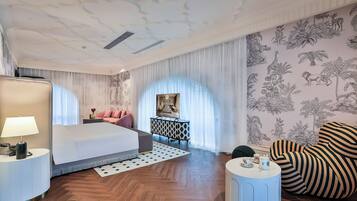 Skrivebord, skrivebord for bærbar PC og wi-fi (inkludert)