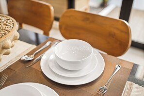 ヴィラ 3 ベッドルーム プライベートプール リゾートビュー | ダイニングルーム