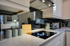 Refrigerador, microondas, horno y parrilla de estufa 