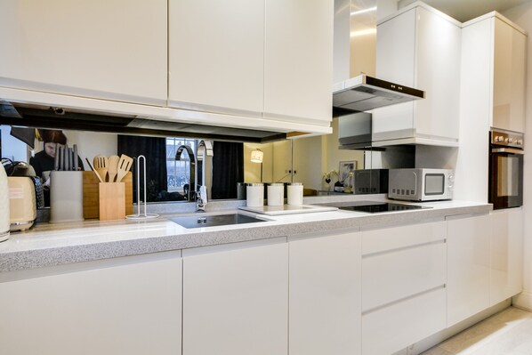 Refrigerador, microondas, horno, placa de cocina