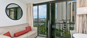 Perfect Hawai’i ocean view condo with AC, WiFi, Sleeps 4, in heart of Waikiki