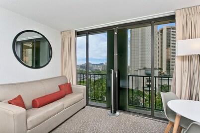 Perfect Hawai’i ocean view condo with AC, WiFi, Sleeps 4, in heart of Waikiki