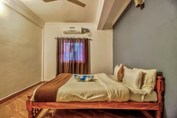 Blackout curtains, soundproofing, iron/ironing board, free WiFi