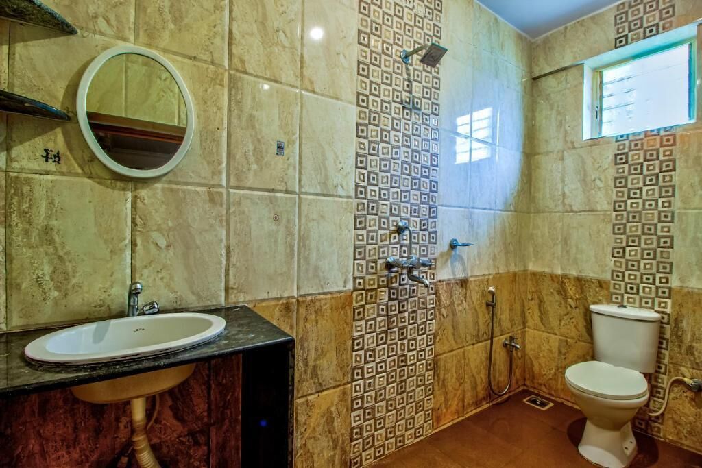 Douche, chaussons, serviettes fournies, savon