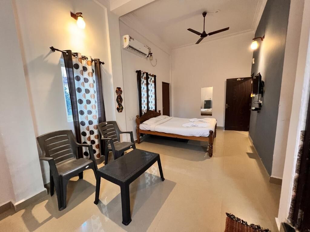 Blackout drapes, soundproofing, iron/ironing board, free WiFi