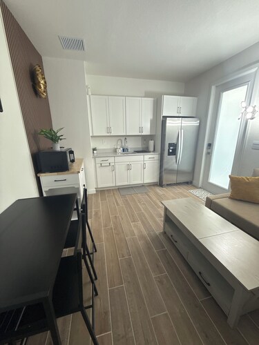 Cozy Apartment/Efficiency in tranquil Homestead with AC, WiFi, private entrance