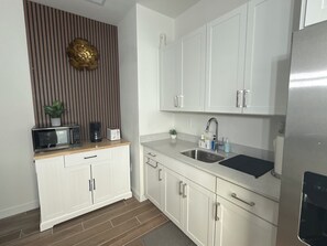 Private kitchen - Cozy Apartment/Efficiency in tranquil Homestead with AC, WiFi, private entrance (Homestead)