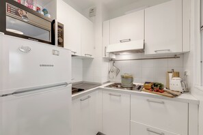 Refrigerador, microondas, placa de cocina, cafetera/tetera
