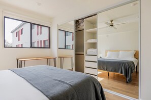 2 chambres, fer et planche à repasser, Wi-Fi, draps fournis