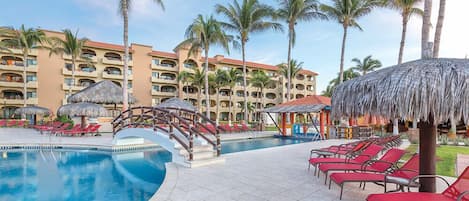 2 piscinas al aire libre, cabañas de piscina gratuitas, sombrillas