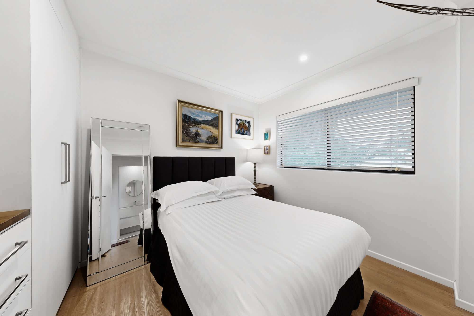 2 bedrooms, desk, iron/ironing board, WiFi