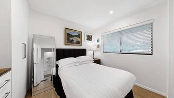 2 bedrooms, desk, iron/ironing board, WiFi