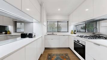 Coffee/tea maker, fridge, microwave, oven