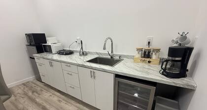 Chic studio in fabulous Homestead with WiFi, AC