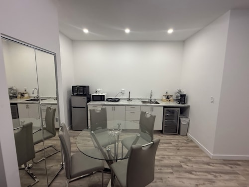 Chic studio in fabulous Homestead with WiFi, AC