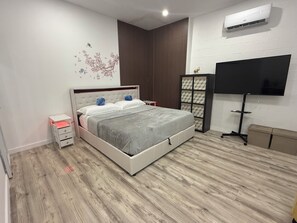1 dormitorio, tabla de planchar con plancha, wifi y ropa de cama