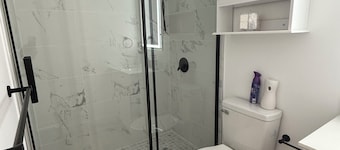 Chic studio in fabulous Homestead with WiFi, AC