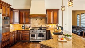 Rumah, Beberapa Tempat Tidur, akses ke kolam renang, pemandangan kolam renang (Frontier Resort) | Dapur pribadi | Mesin pembuat kopi/teh