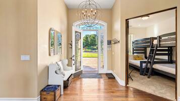 Rumah, Beberapa Tempat Tidur, akses ke kolam renang, pemandangan kolam renang (Frontier Resort) | 7 kamar tidur dan didekorasi berbeda-beda