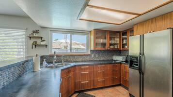 Een koelkast, een microgolfoven, een oven, een kookplaat