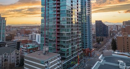 Stylish Downtown Calgary Condo â Walk to Dining, Shops & Entertainment!