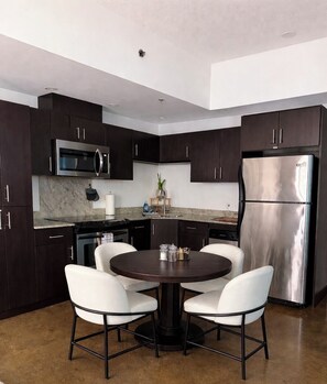 Micro-ondes, four, plaque de cuisson, lave-vaisselle