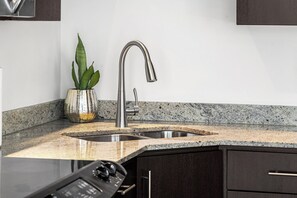 Micro-ondes, four, plaque de cuisson, lave-vaisselle