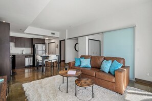 Smart TV - Stylish Downtown Calgary Condo – Walk to Dining, Shops & Entertainment! (Calgary)