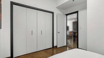 2 quartos, ferros/tábuas de passar roupa, Wi-Fi, roupa de cama