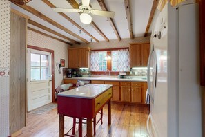 冷蔵庫、電子レンジ、オーブン、コンロ