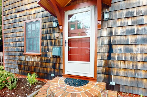 Town of Lewes spacious dog friendly house w/deck & enclosed yard