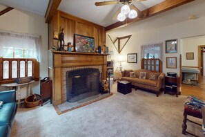 TV - Town of Lewes spacious dog friendly house w/deck & enclosed yard (Lewes)