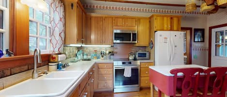 Kühlschrank, Mikrowelle, Ofen, Herdplatte