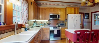 Town of Lewes spacious dog friendly house w/deck & enclosed yard