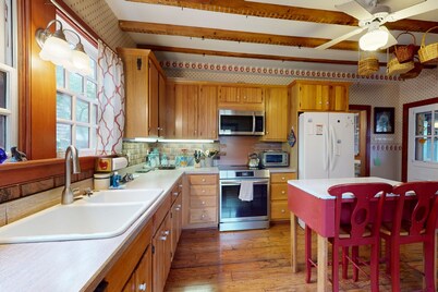 Town of Lewes spacious dog friendly house w/deck & enclosed yard