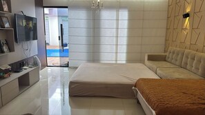 Tabla de planchar con plancha, wifi y ropa de cama 