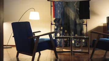 ألحفة محشوة بالريش وأسرّة بإسفنج يتكيف مع شكل الجسم