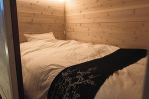 Down duvets, memory-foam beds, individually decorated, free WiFi - bon-yado U (Ugo)