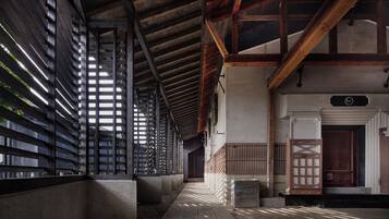 ألحفة محشوة بالريش وأسرّة بإسفنج يتكيف مع شكل الجسم