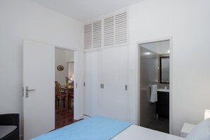 3 habitaciones, tabla de planchar con plancha, wifi y ropa de cama