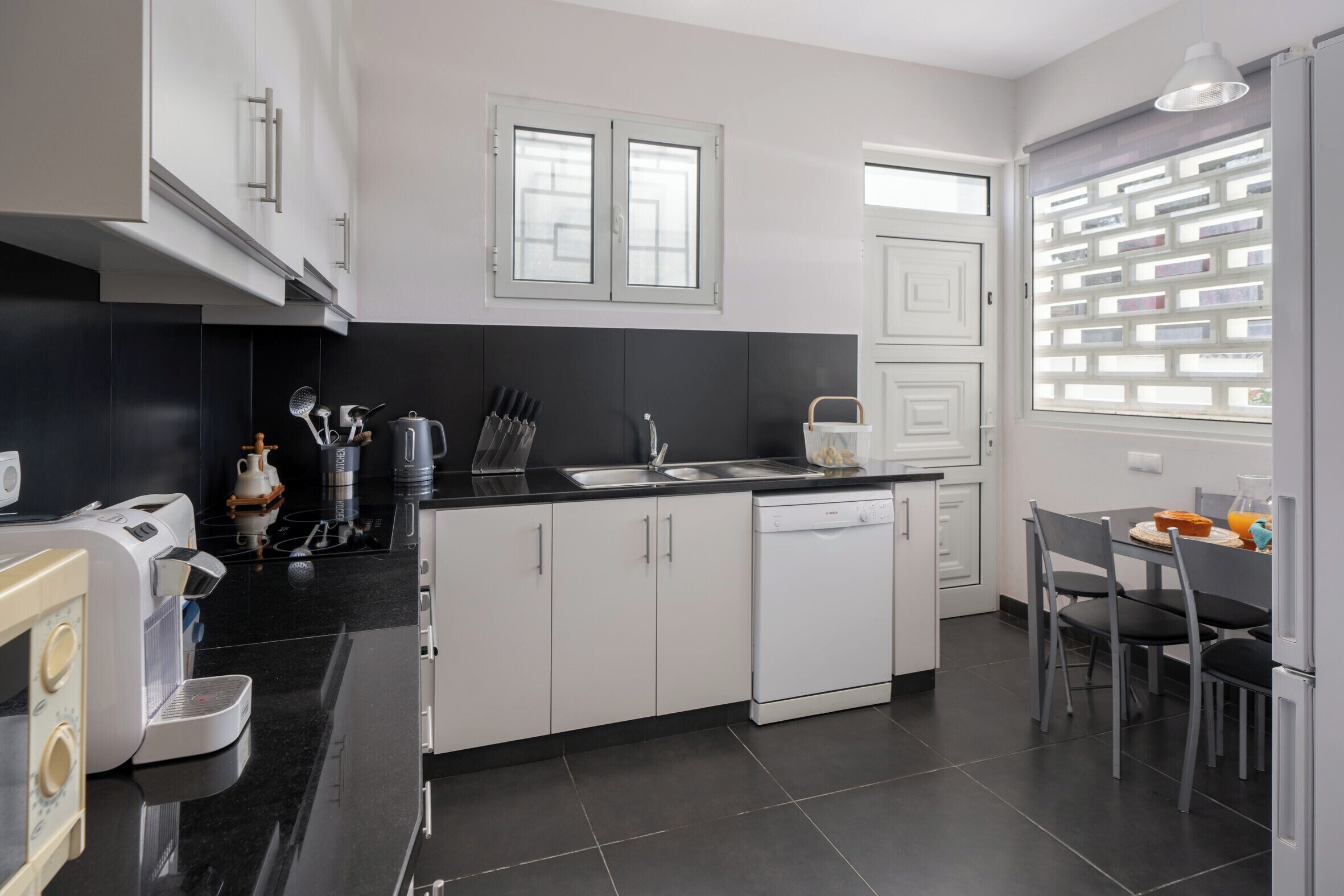 Geladeira, micro-ondas, fogão, cooktop