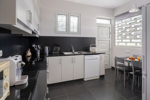 Jääkaappi, mikroaaltouuni, uuni, liesi