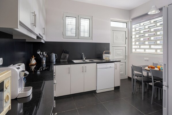 Frigorífico, microondas, horno y placa de cocina