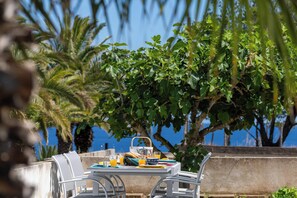 تناول الطعام بالخارج