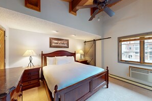 4 soverom, strykejern/-brett, internettilgang og sengetøy