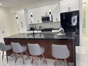 Microwave, oven, stovetop, dishwasher - Charming 3-bedroom house with WiFi and AC in Cape Coral (Cape Coral)
