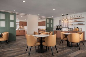 Free daily buffet breakfast - Residence Inn by Marriott Pearland (Pearland)