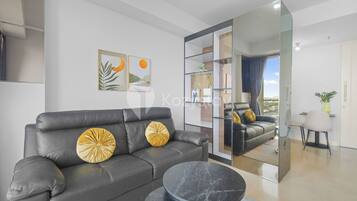 Departamento, 1 habitación, vista a la ciudad | Área de sala de estar | Televisión de pantalla plana