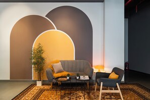 Coin salon dans le hall